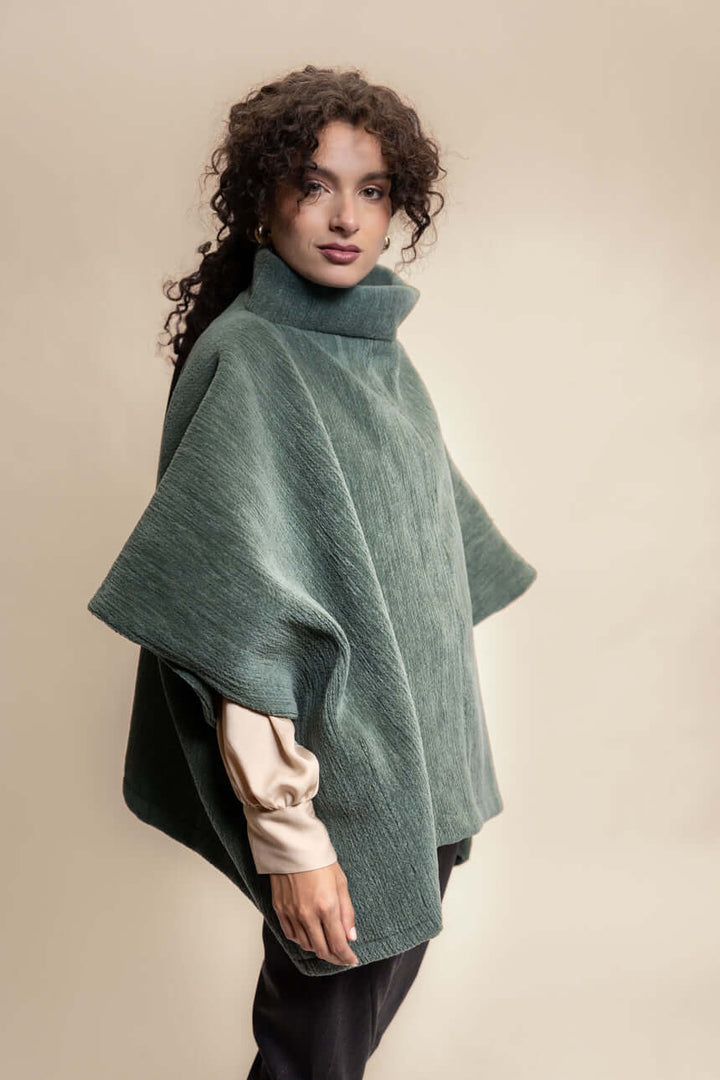 PONCHO MONTAÑA LANA MERINO VERDE