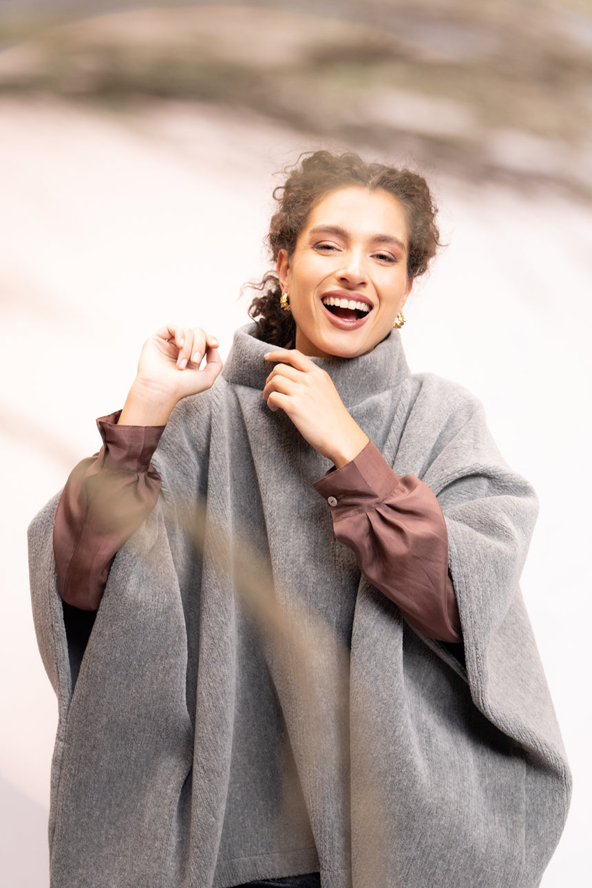 PONCHO MONTAÑA LANA MERINO GRIS