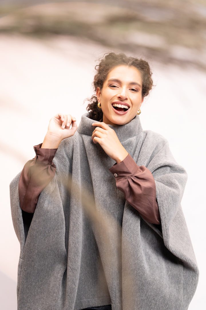 PONCHO MONTAÑA LANA MERINO GRIS
