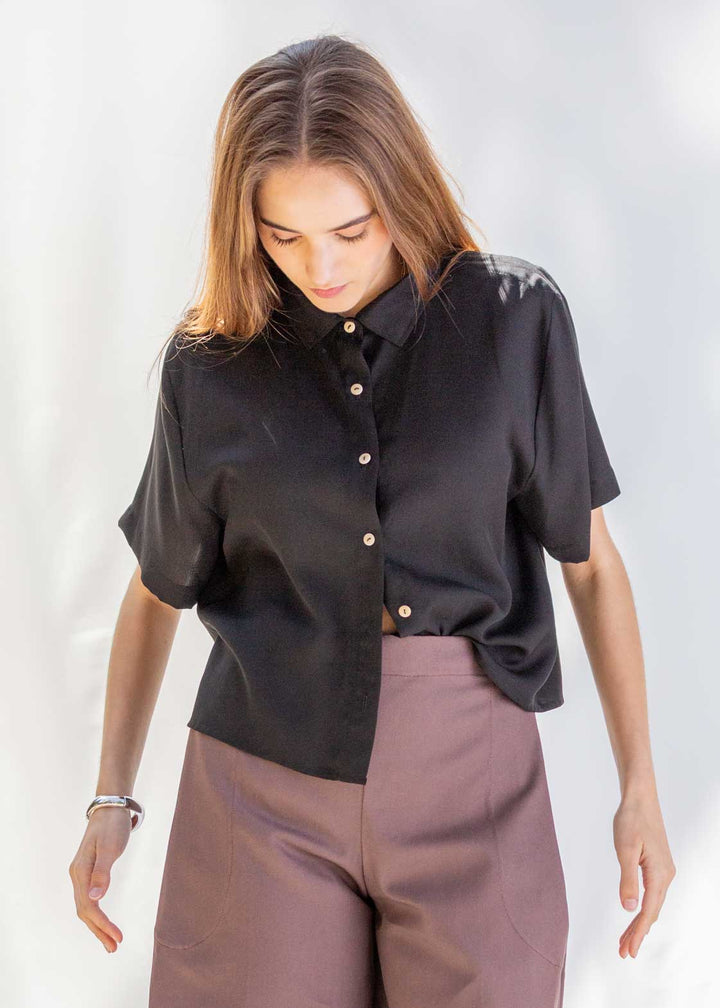 CAMISA CROP TENCEL NEGRO