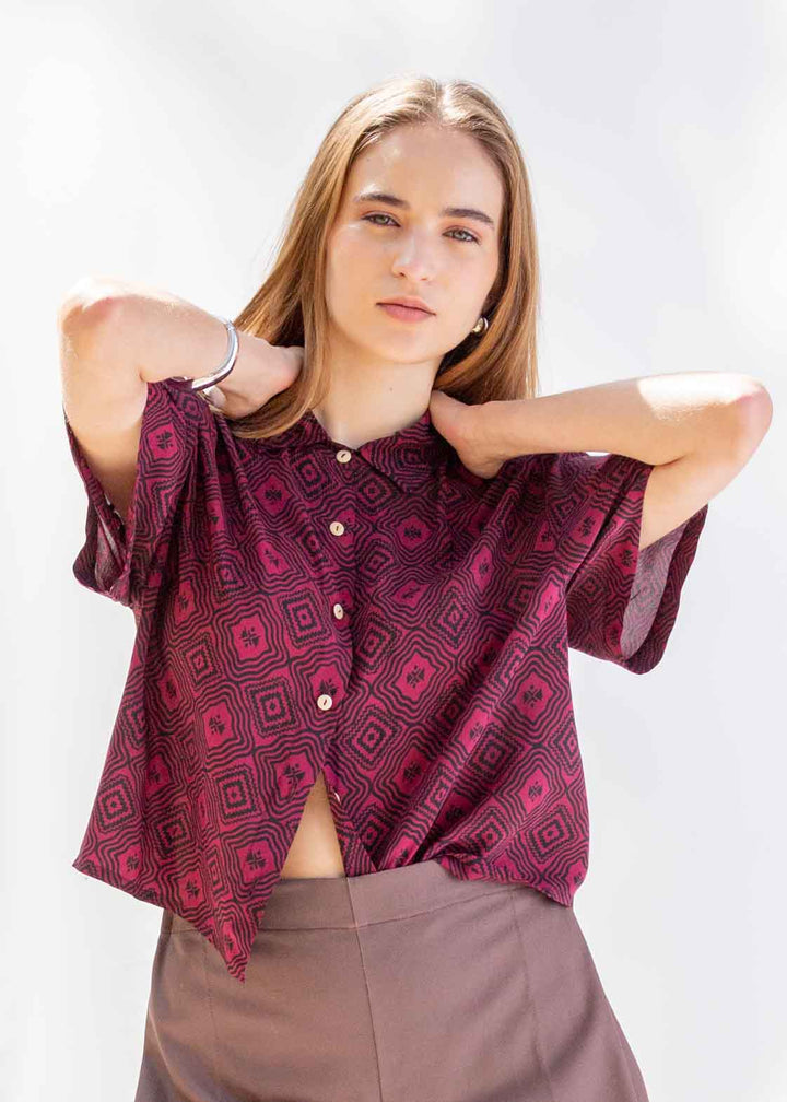 CAMISA CROP SEDA burdeo