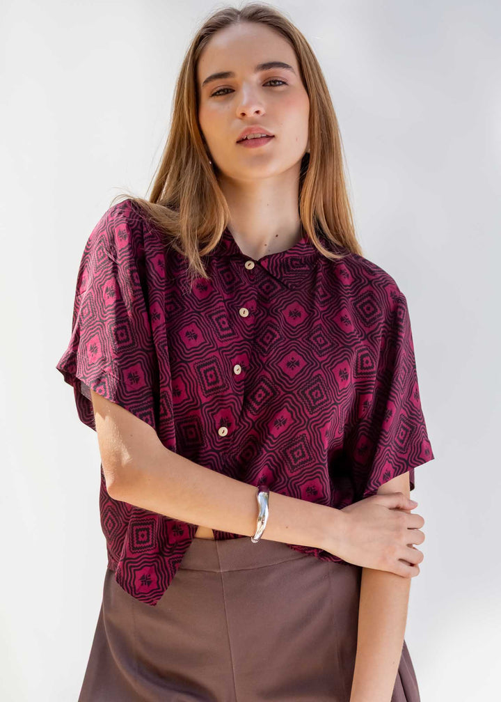CAMISA CROP SEDA burdeo