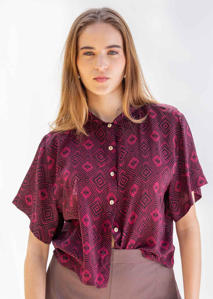 CAMISA CROP SEDA burdeo