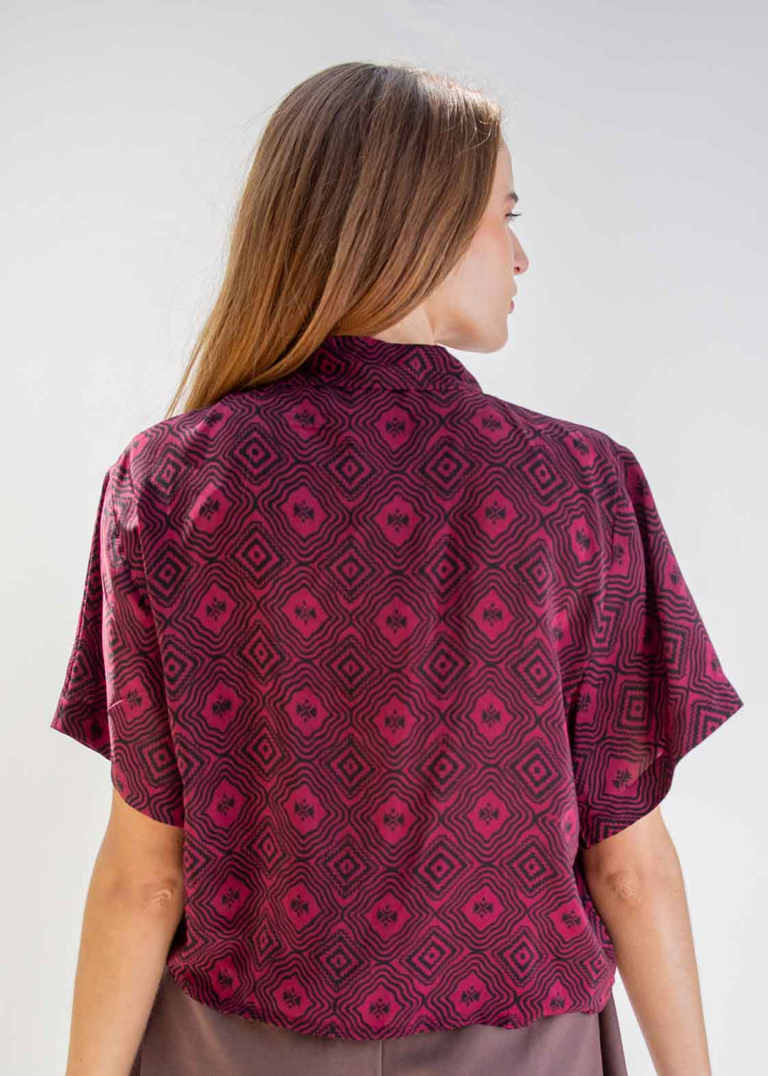 CAMISA CROP SEDA burdeo