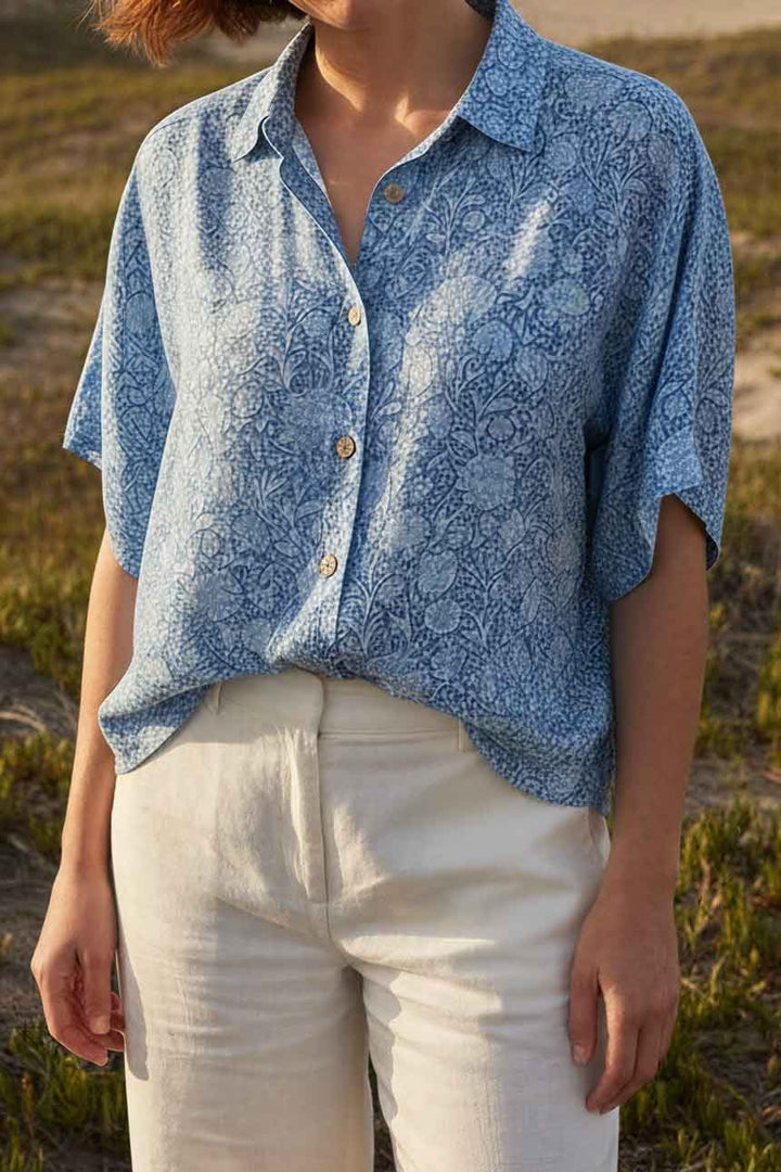 Camisa Crop Seda Celeste