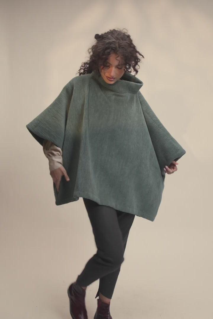 PONCHO MONTAÑA LANA MERINO VERDE